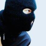 Terekam CCTV, Pelaku Bertopeng Bobol Toko Ponsel di Sajingan Besar