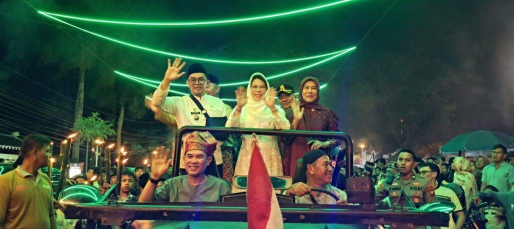 Ribuan Warga Ikuti Pawai Obor Ramadan di Tengah Semarak Imlek Singkawang