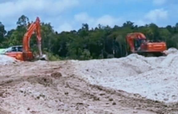 PETI Gunakan Alat Berat di Boyan Tanjung Kapuas Hulu, Negara Terancam Rugi