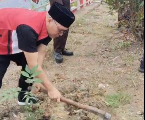 Ketua DPRD Sanggau Dorong Gerakan Satu Orang Satu Pohon