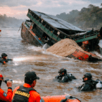 Mencekam! Kapal Tambang Pasir Terbalik di Sungai Kapuas Tengah Malam