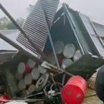 Ngeri! Truk Penuh Drum Solar Hantam Rumah Warga di Kapuas Hulu