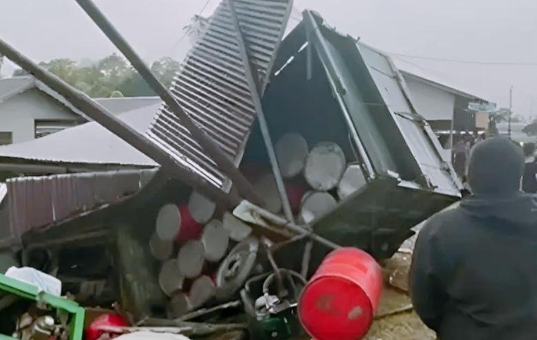 Ngeri! Truk Penuh Drum Solar Hantam Rumah Warga di Kapuas Hulu