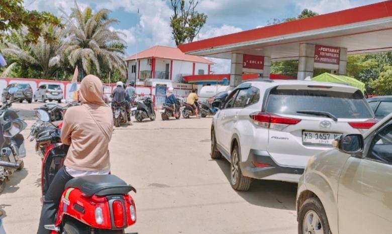 Kios BBM Kosong, SPBU Jadi Lautan Antrean di Sanggau