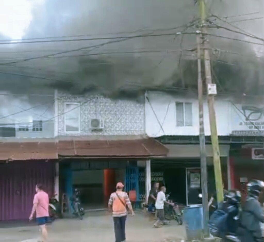 Sore Ini Mencekam, Kebakaran Hebat Guncang Pasar Sosok Sanggau