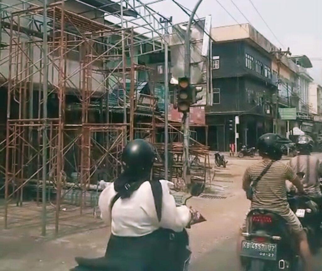 Kanopi Toko Tutupi Lampu Lalu Lintas di Sanggau