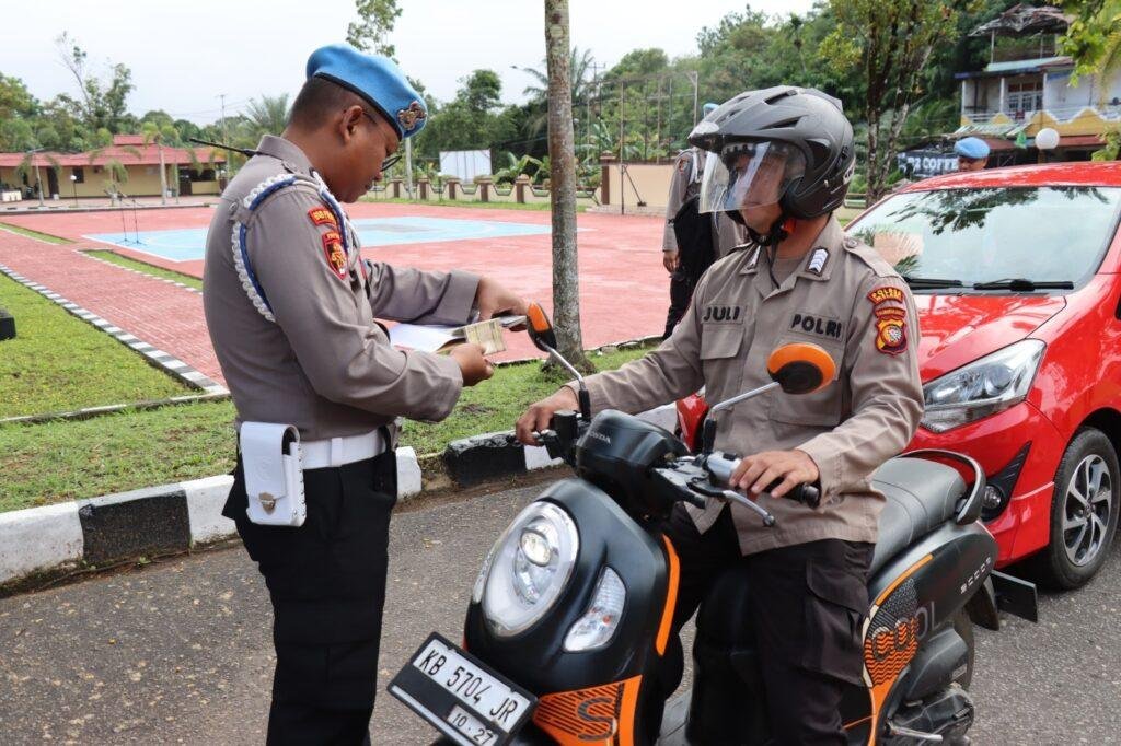 Propam Turun Tangan, Kelengkapan Anggota Polres Melawi Dicek Satu per Satu