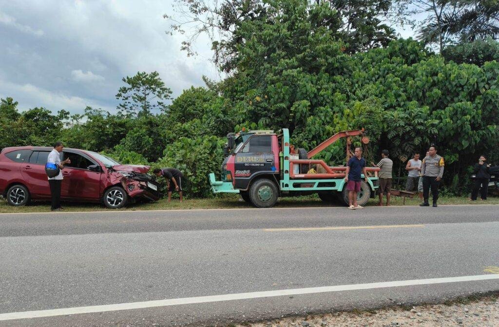 Diduga Tie Rod Patah, Taft Tabrak Sigra di Jalan Sosok-Parindu