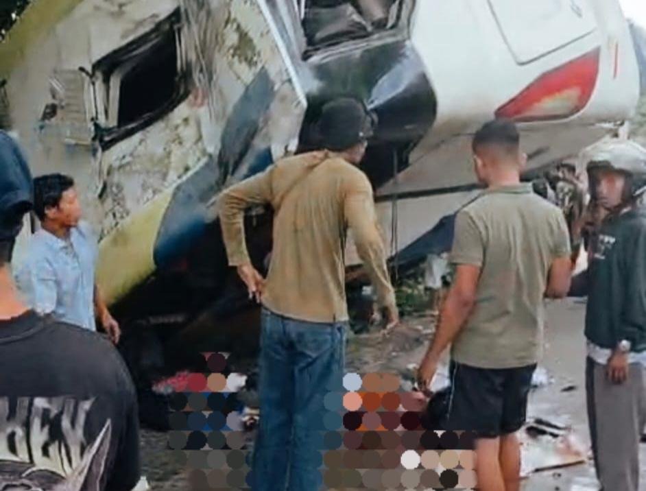 Kronologis Lengkap, Bus Penumpang Alami Laka di Penyeladi Sanggau