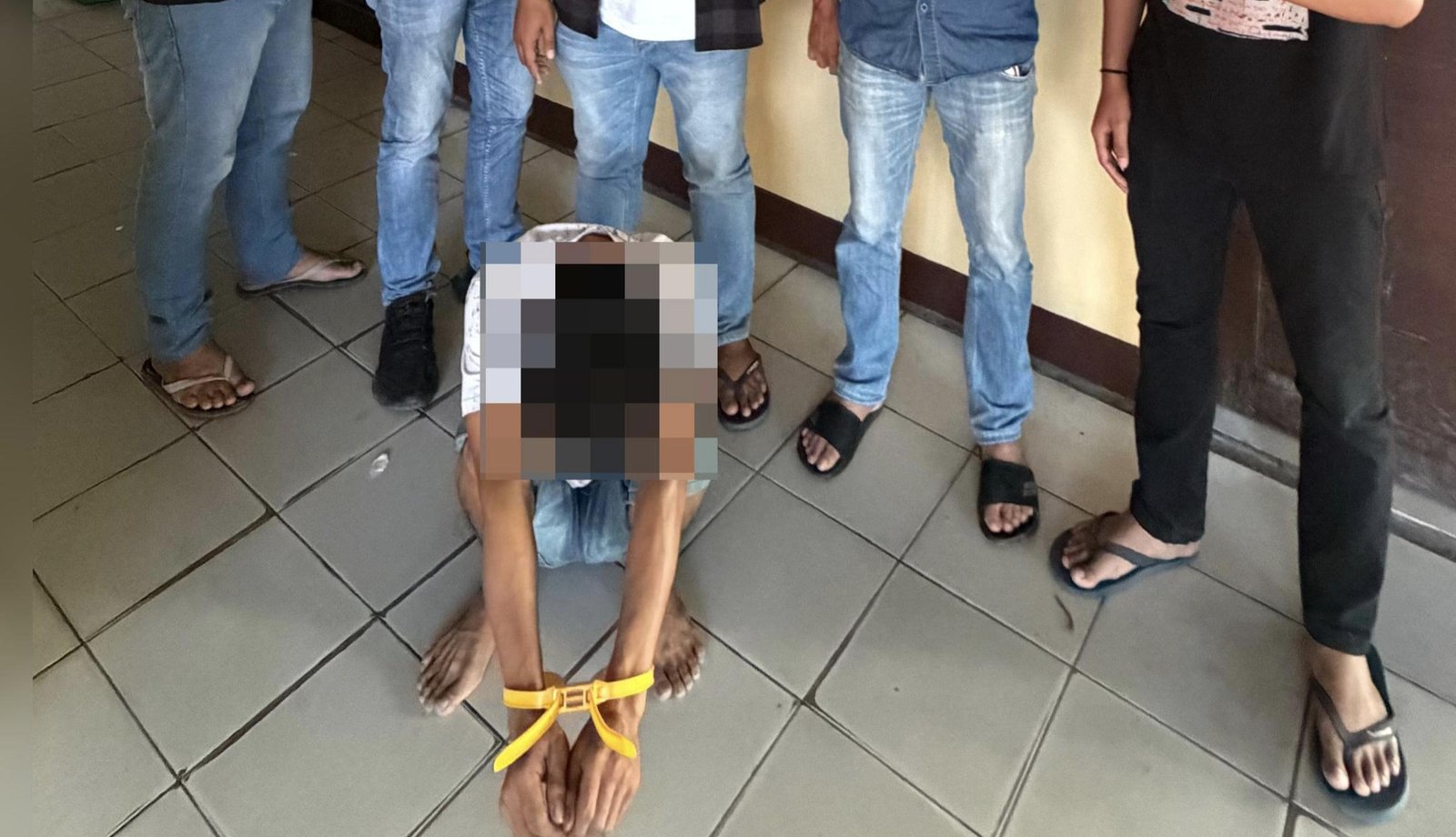 Kasus Anak di Mempawah! Sempat Kabur, Pelaku Ditemukan di Kolong Ranjang 1 Kasus Anak di Mempawah! Sempat Kabur, Pelaku Ditemukan di Kolong Ranjang