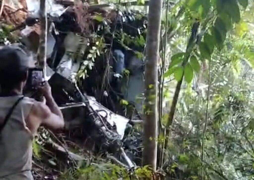 Detik-Detik Warga Temukan Puing Helikopter di Hutan Sekadau, Ada Sosok Korban Terlihat
