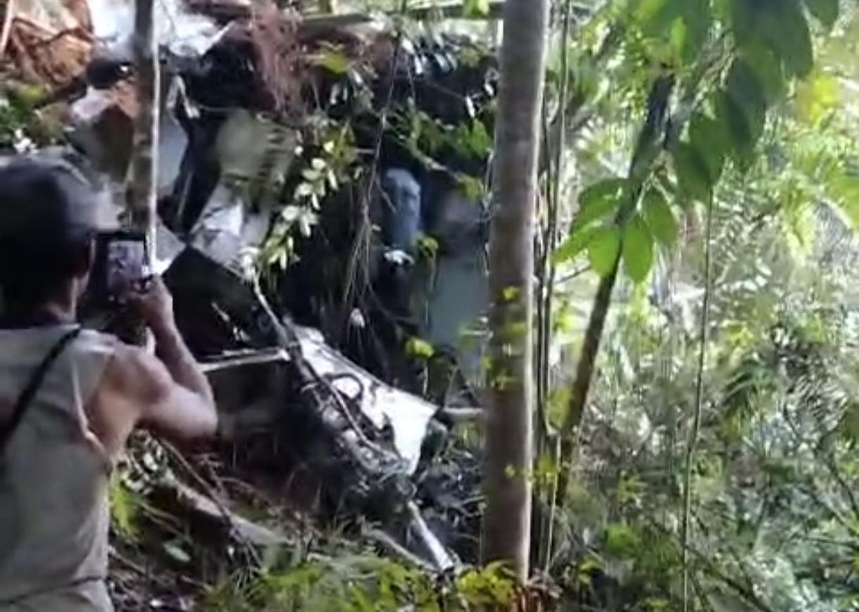 Detik-Detik Warga Temukan Puing Helikopter di Hutan Sekadau, Ada Sosok Korban Terlihat