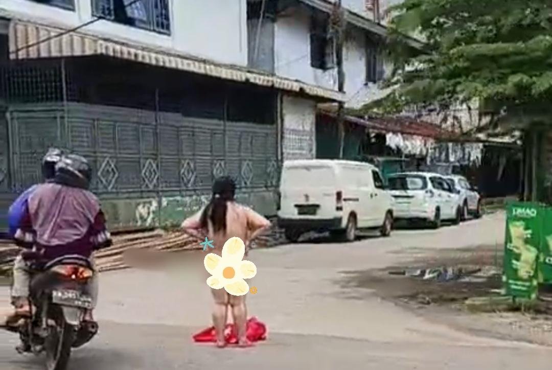 Viral! Aksi Wanita Tanpa Busana di Jalan Sudirman Sanggau