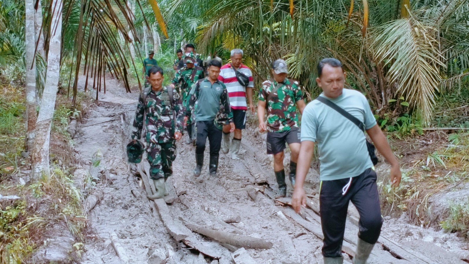 Buka Akses Antar Dusun, TMMD di Mempawah Bangun Jalan Desa di  Sepang Toho,