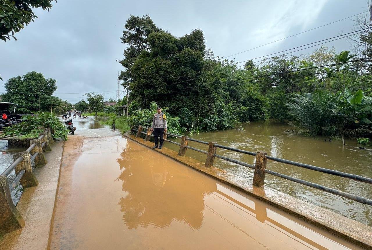 Banjir Rendam Jalan dan Rumah Warga di Kecamatan Toba