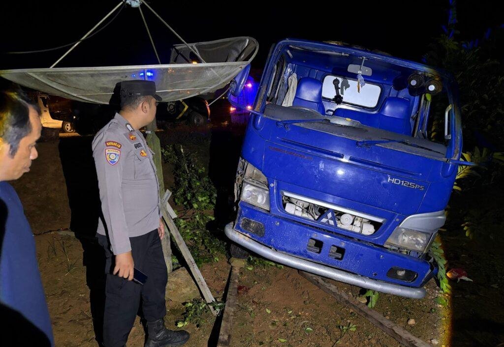 Gara-Gara Lubang Jalan Trans Kalimantan KM 12 Toba, Sopir Truk Tangki Meregang Nyawa