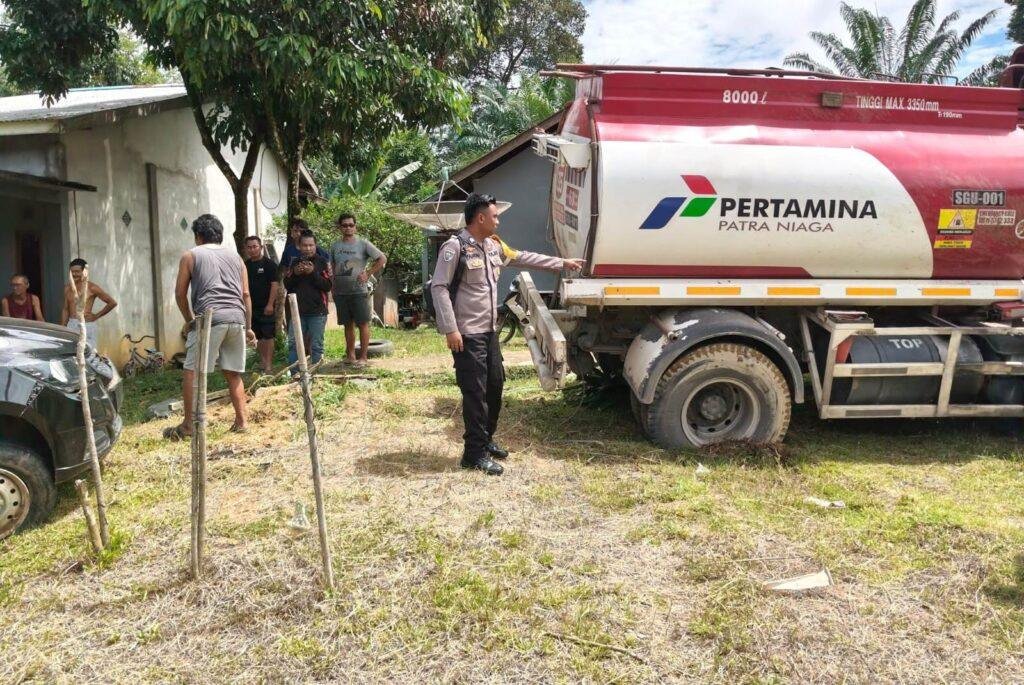 Tragis! Ban Pickup Pecah, Tabrak Truk Tangki di Kebadu Batang Tarang