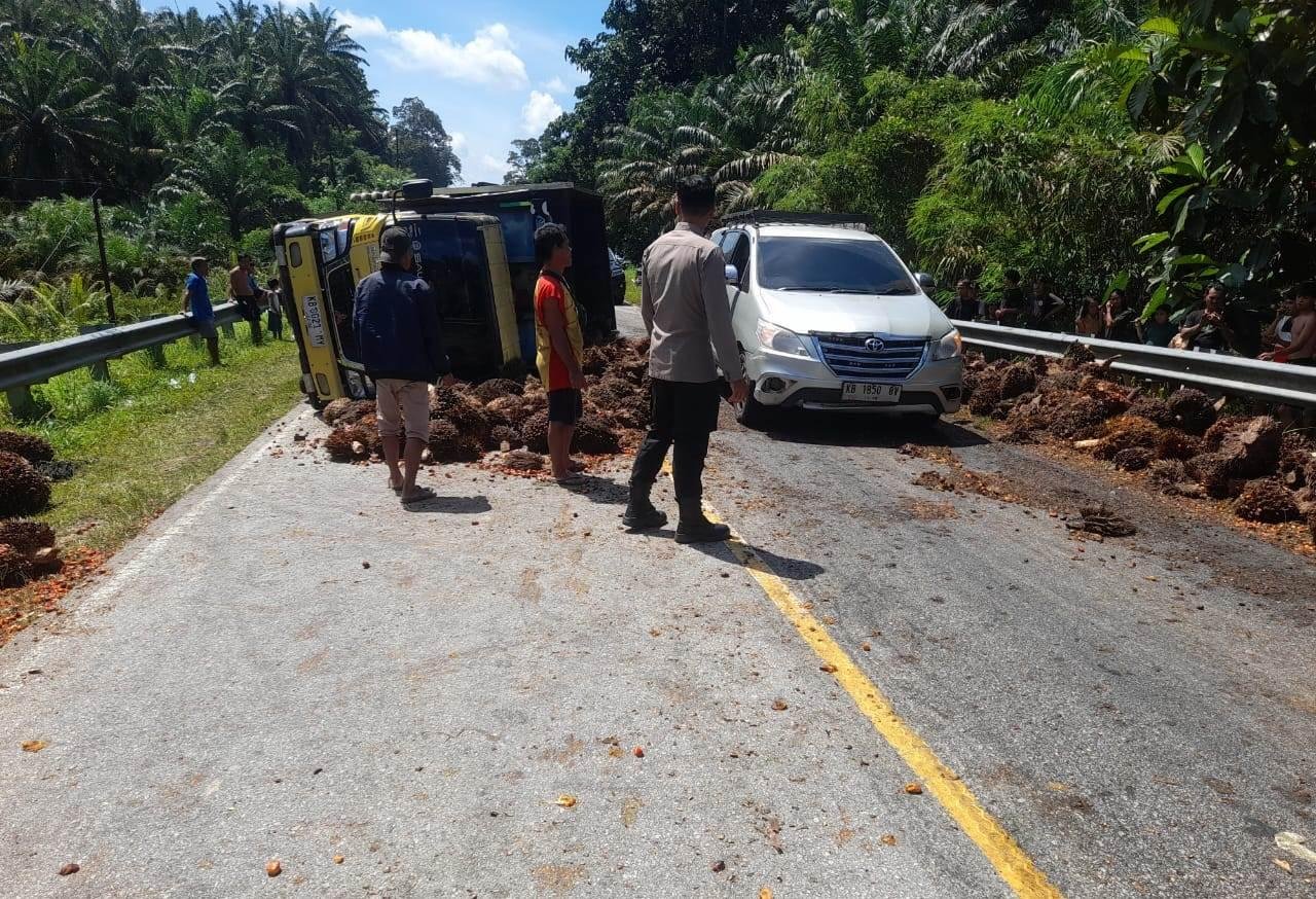 Truk Bermuatan Sawit Tiba-Tiba Terguling di Jalur Batang Tarang-Tayan Hulu