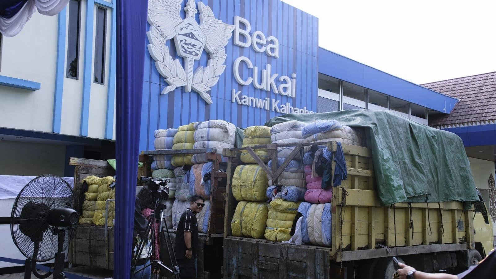 Penyelundupan Pakaian Bekas Impor dari Kalbar ke Jakarta Akhirnya Tertangkap