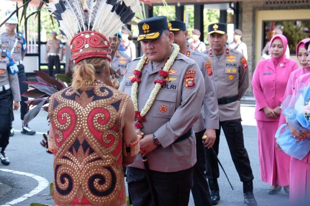 Kapolda Kalbar Baru Datang, Disambut Ritual Adat Khas Kalbar