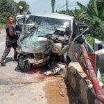 Ngeri! Hindari Mobil dari Arah Berlawanan, Grandmax Ringsek Hantam Pembatas Jembatan Senyabang