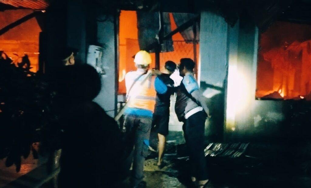 Kebakaran Besar Hanguskan Kantor PT KSP Agro di Sekadau