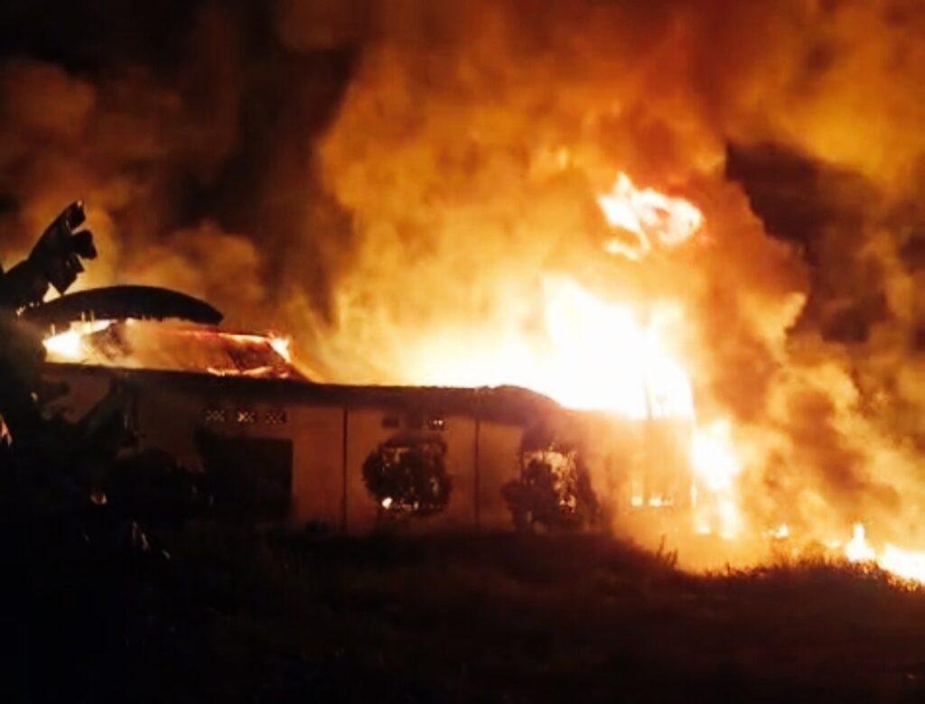 Rumah dan 2 Mobil Hangus Terbakar di Sungai Akar Sanggau