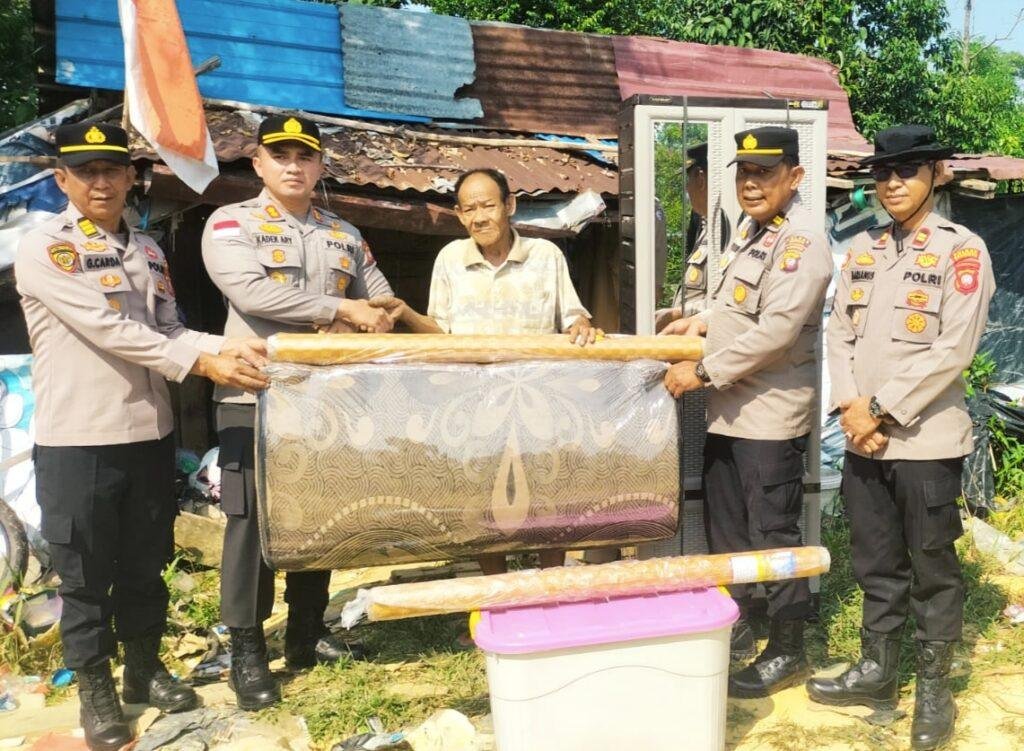 Aksi Humanis Kapolres Sanggau Tuai Pujian, Lansia Ini Tak Kuasa Menahan Haru