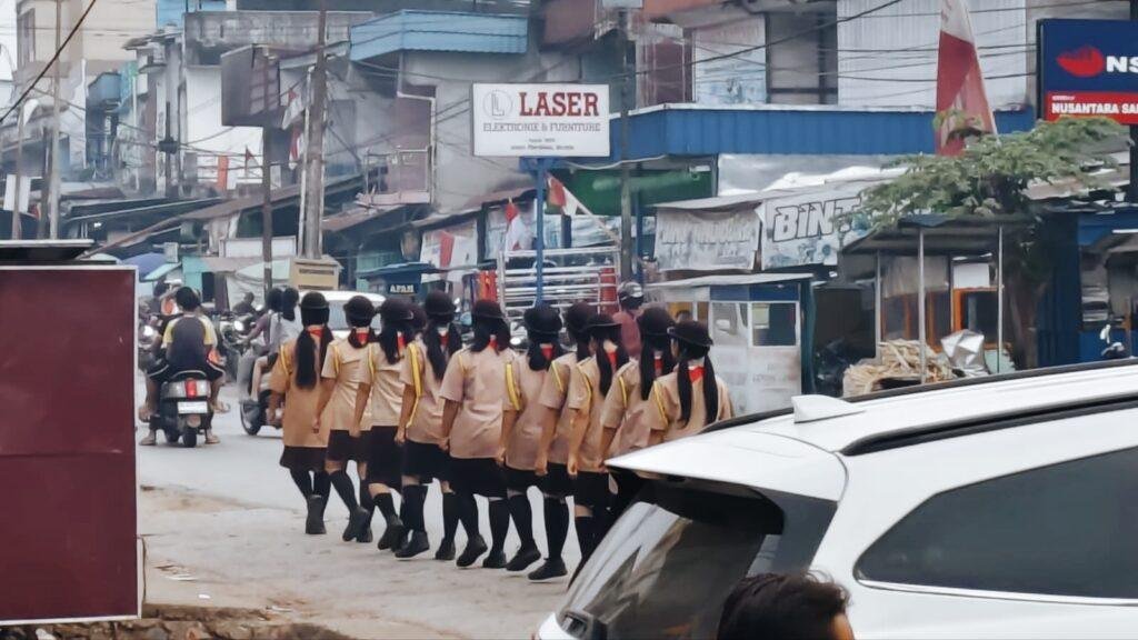 Sekolah Diliburkan karena Asap, Murid Justru Baris-Berbaris di Jalan Bodok