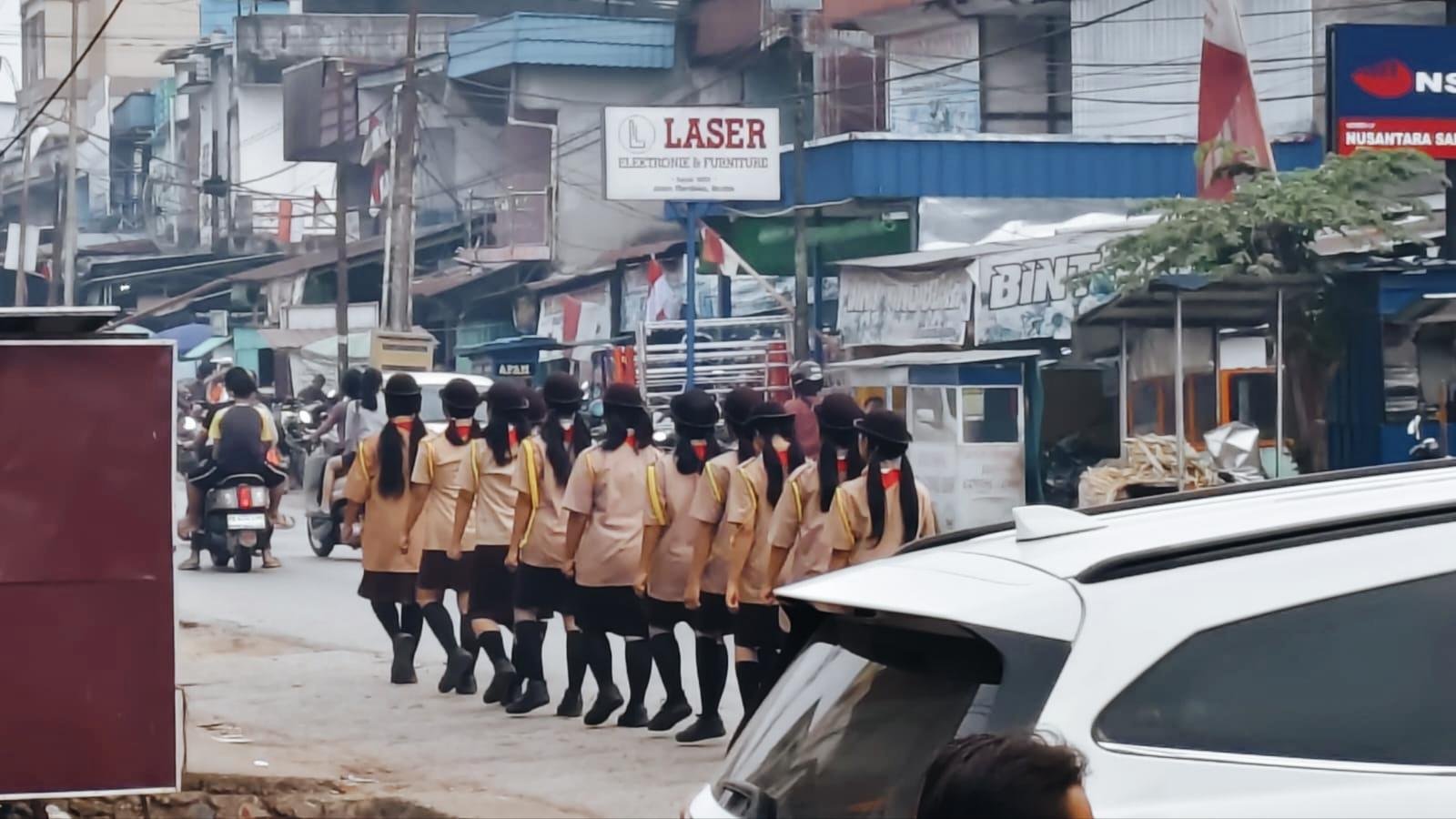 Sekolah Diliburkan karena Asap, Murid Justru Baris-Berbaris di Jalan Bodok