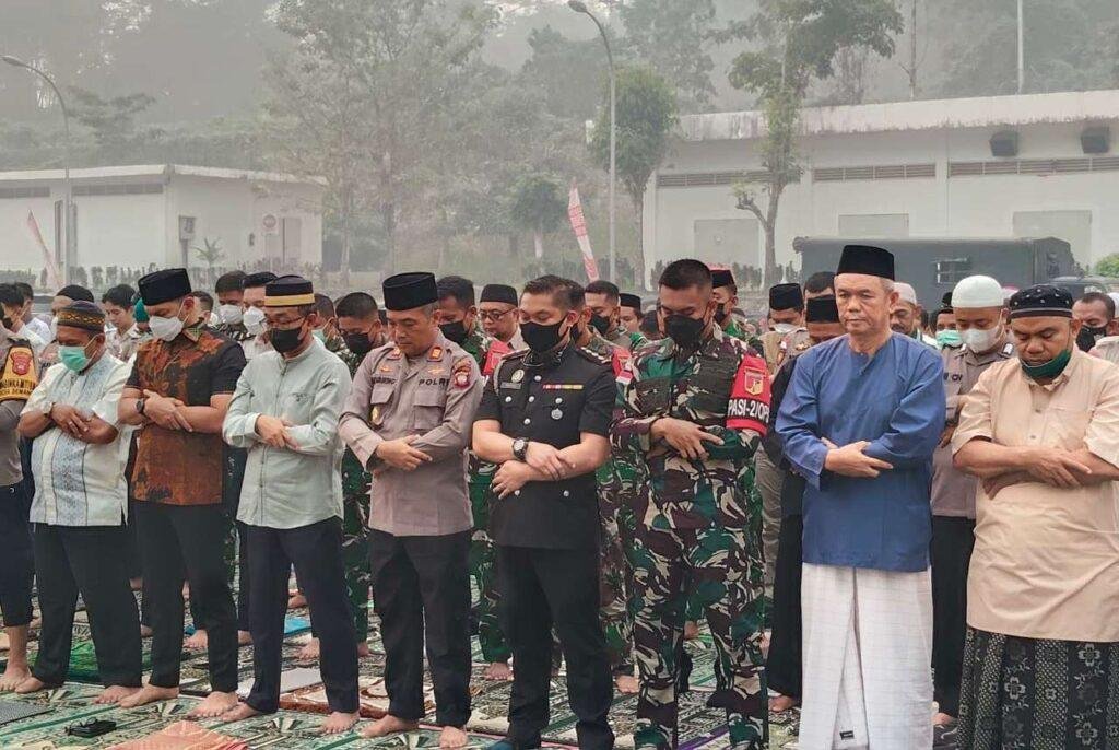 Indonesia-Malaysia Bersatu 300 Jamaah Gelar Salat Istisqa di Entikong