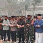 Indonesia-Malaysia Bersatu 300 Jamaah Gelar Salat Istisqa di Entikong