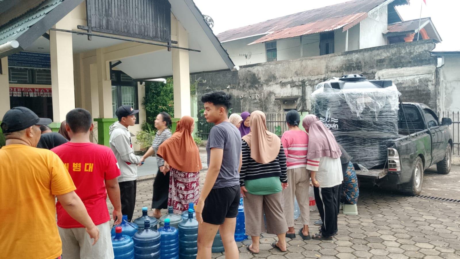 Kemarau dan Salinitas Sungai Kapuas, DPRKP Pontianak Distribusikan Air Bersih ke Warga