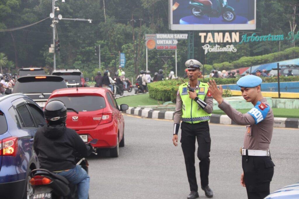 Jaga Kelancaran Lalin di Tengah Kabut Asap Karhutla, Personil Gabungan Polda Kalbar Amankan Kawasan Tugu Digulis