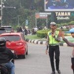 Jaga Kelancaran Lalin di Tengah Kabut Asap Karhutla, Personil Gabungan Polda Kalbar Amankan Kawasan Tugu Digulis