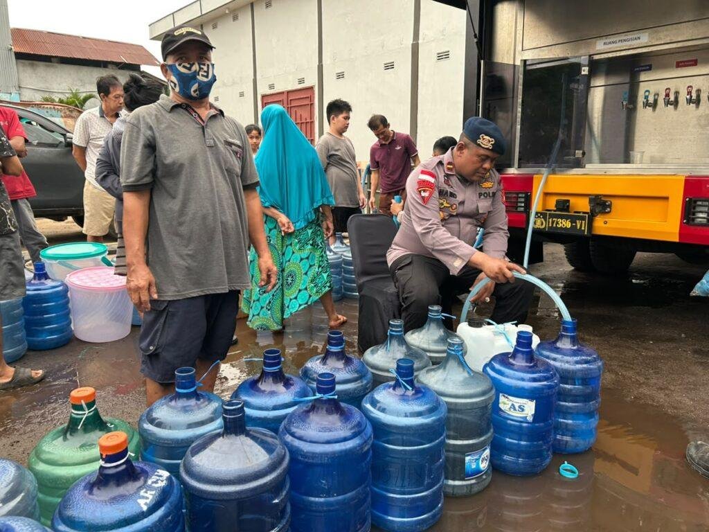 Brimob Salurkan Air Bersih di Ketapang, Wujud Kepedulian Polri terhadap Kebutuhan Masyarakat