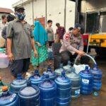 Brimob Salurkan Air Bersih di Ketapang, Wujud Kepedulian Polri terhadap Kebutuhan Masyarakat
