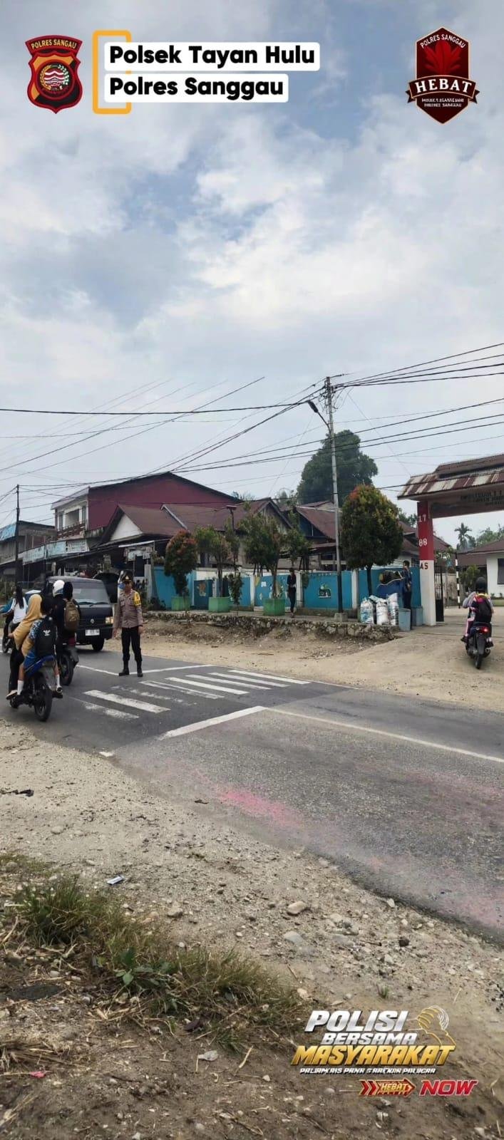 Polisi Hadir di Pagi Hari, Polsek Tayan Hulu Polres Sanggau Gelar Strong Point di Titik Rawan Macet dan Laka