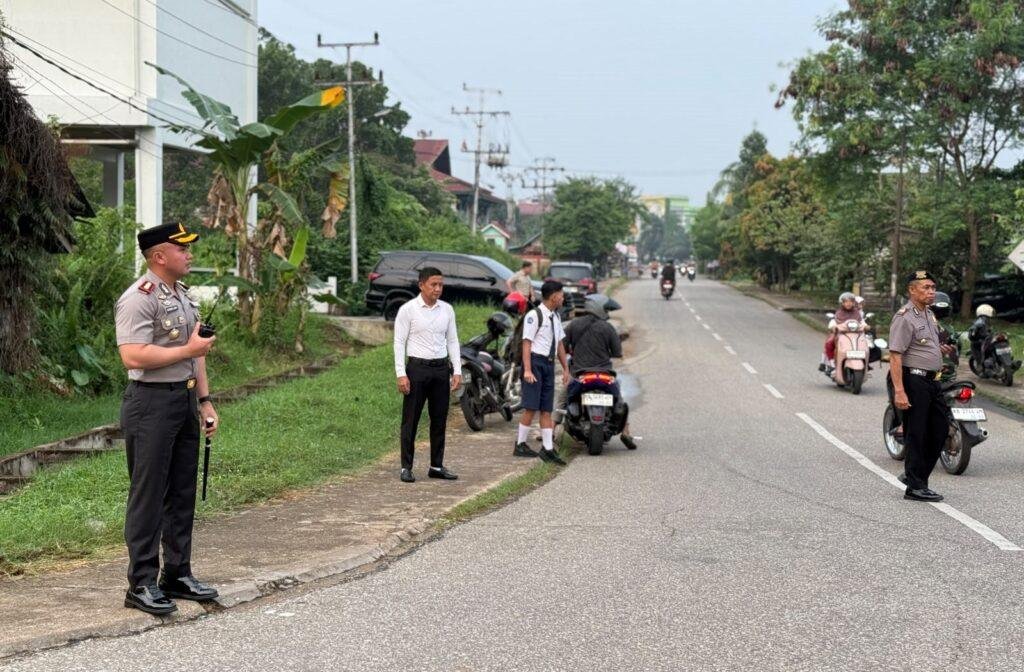 Turun Langsung ke Jalan, Kapolres Sanggau Pimpin Strong Point Pagi di Depan SMPN 2 Sanggau