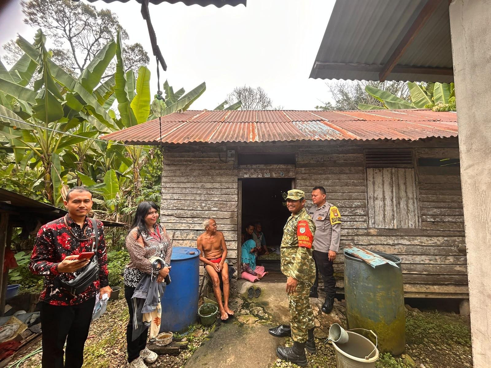 Tak Cuma Cek Data! Petugas Kembayan Turun Langsung Verifikasi Calon Penerima Bansos